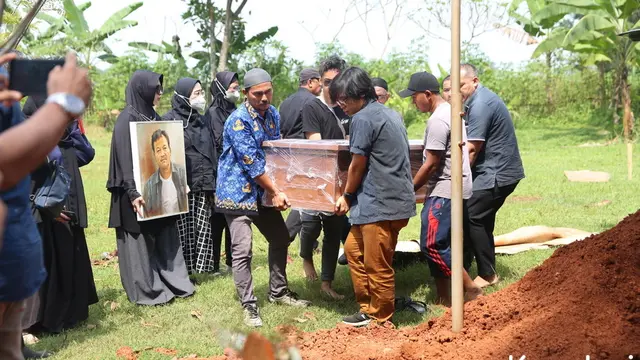 Suasana Pemakaman Eeng Saptahadi