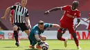 Liverpool juga bergantian mengancam melalui Sadio Mane. Tapi, kiper Newcastle, Martin Dubravka tampil agresif dan mampu menggagalkannya. (Foto: AFP/Pool/David Klein)