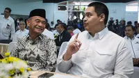 Menteri Pemuda dan Olahraga baru, Dito Ariotedjo (kanan) berbincang degan Plt Menpora 2023, Muhadjir Effendy saat acara Serah Terima Jabatan (Sertijab) Menpora 2023 di Auditorium Wisma Kemenpora, Senayan, Jakarta Pusat, Selasa (04/04/2023).&nbsp;Ario Bimo Nandito Ariotedjo resmi dilantik sebagai Menpora sisa jabatan 2019-2024 menggantikan Zainudin Amali yang mengundurkan diri karena terpilih sebagai Wakil Ketua Umum PSSI. (Bola.com/Bagaskara Lazuardi)