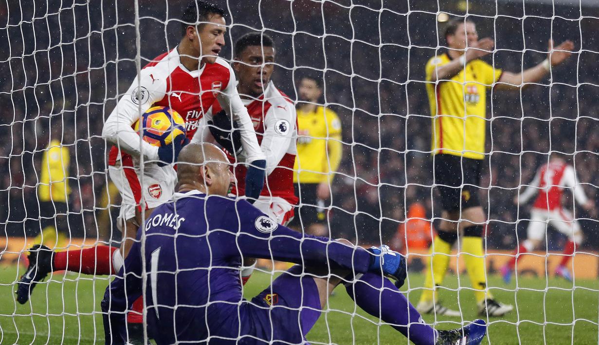 Alexis Sanchez mengambil bola hasil sepakan Alex Iwobi dari gawang Watford pada pekan ke-23 Premier League di Emirates stadium, London, Selasa (31/1/2017). Arsenal kalah 1-2. (AP/Frank Augstein)