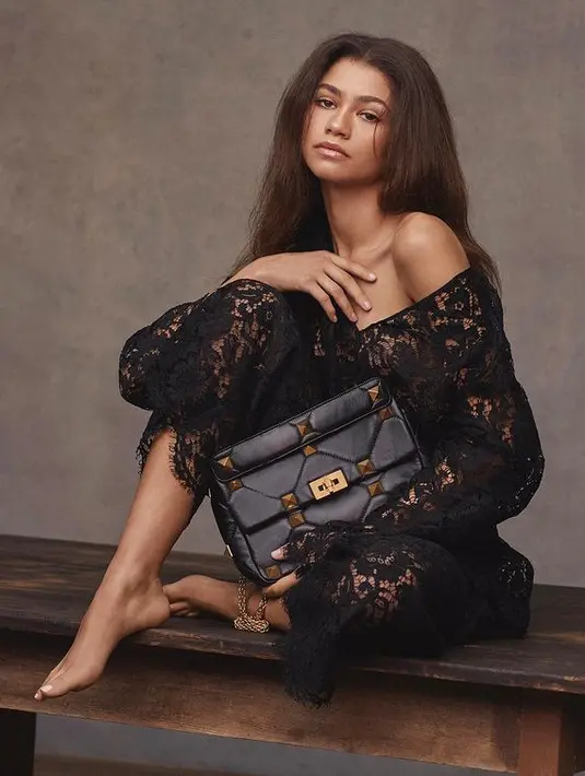 Dalam kampanye Valentino, Zendaya tampil cantik dengan gaun brukat. Gaun brukat ini ditata dengan gaya one shoulder sembari memamerkan koleksi Roman Stud bag dari Valentino Garavani. [instagram/zendaya]