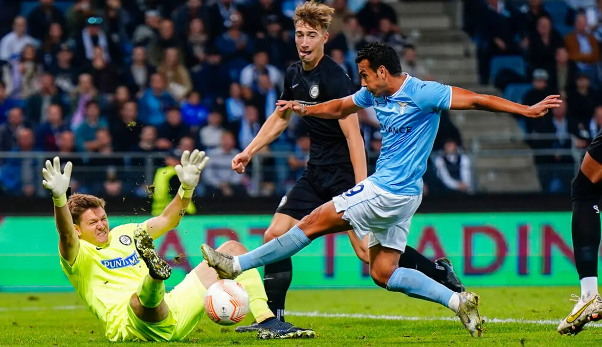 Kiper Sturm Graz Joerg Siebenhandl menyelamatkan tendangan pemain Lazio Pedro pada pertandingan sepak bola Grup F Liga Europa di Merkur Arena, Graz, Austria, 6 Oktober 2022. Pertandingan berakhir imbang 0-0. (AP Photo/Florian Schroetter)
