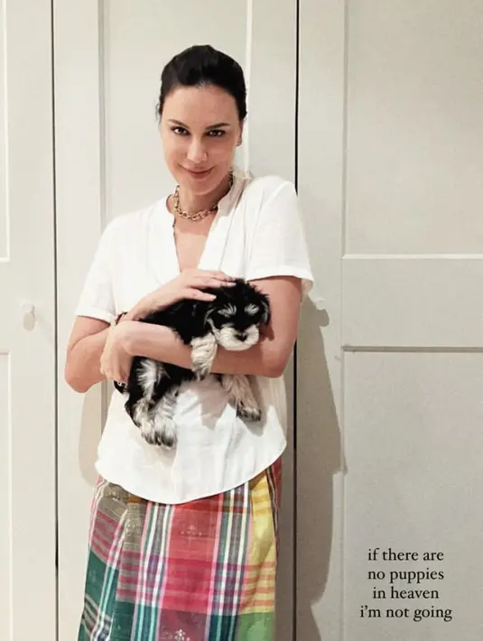 Rambutnya diikat kebelakang dengan riasan wajah naturalnya. Nampak alis mata yang on fleek sesuai ciri khasnya.  Credit: Instagram (@sophia_latjuba88)