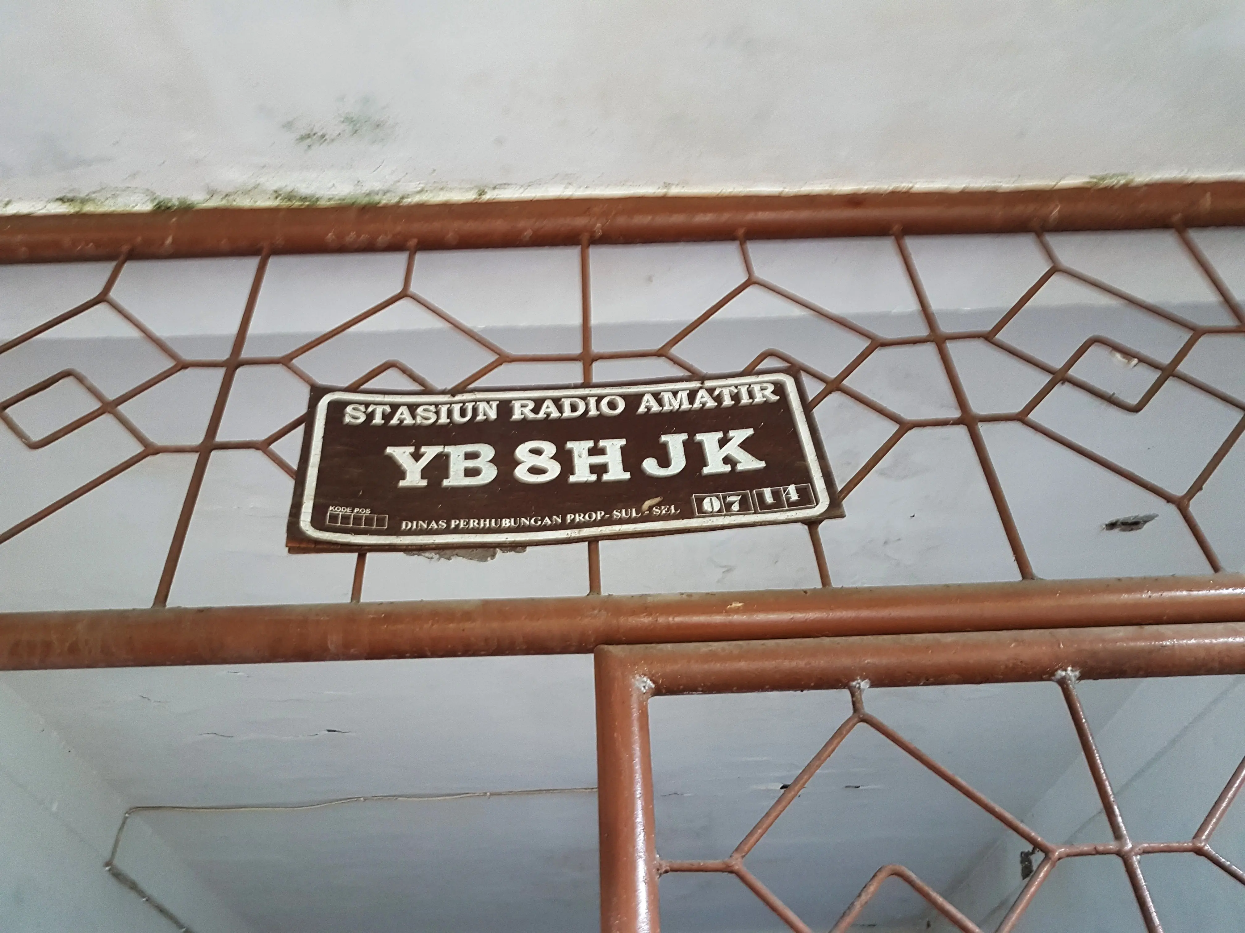 HJK itu potongan nomor Stasiun Radio Amatir (YB 8H JK) milik Syarifuddin Akbar, manajer band pelestari Koes Plus di Makassar. (Liputan6.com/Fauzan)