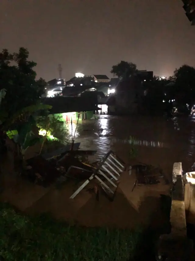 Beberapa rumah warga di sekitar sungai Ciwalen, wilayah Garut Kota terendam banjir hingga Jumat (15/7/2022) malam. (Liputan6.com/Jayadi Supriadin)