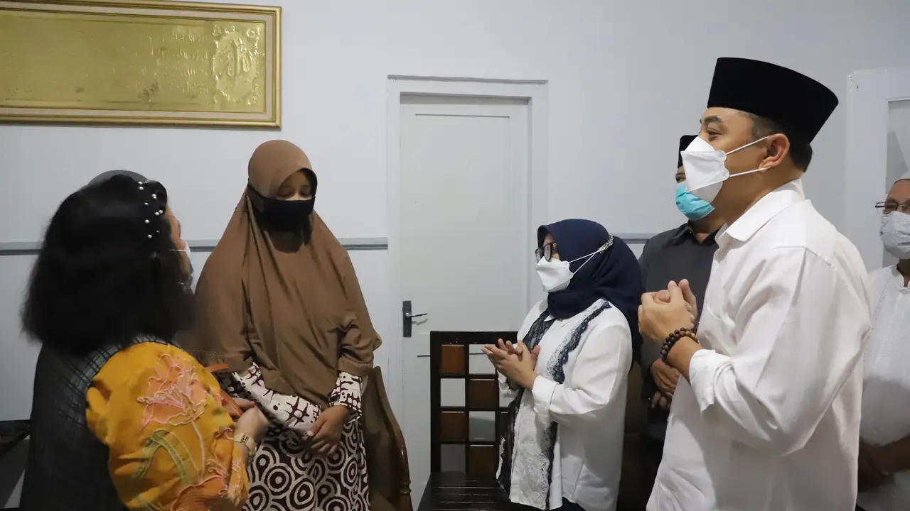 Eri Cahyadi bertemu keluarga korban KRI Nanggala 402. (Dian Kurniawan/Liputan6.com)