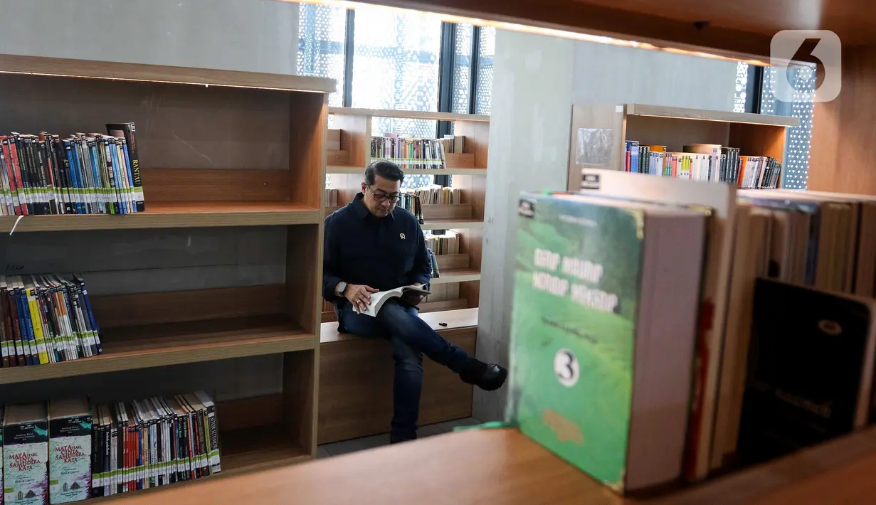 Untuk memperingati Hari Buku Nasional (HBN) ke-23, Kementerian Ekonomi Kreatif/Badan Ekonomi Kreatif Republik Indonesia mengadakan sebuah perayaan “Kita Bertemu di Halaman 23”. Tampak dalam foto, Menteri Ekonomi Kreatif/Kepala Badan Ekonomi Kreatif Teuku Riefky Harsya membaca salah satu koleksi buku di Perpustakaan Jakarta dan Pusat Dokumentasi Sastra HB Jassin, Pusat Kesenian Jakarta, Taman Ismail Marzuki, Sabtu (17/5/2025). (Liputan6.com/Herman Zakharia)