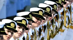 Tentara wanita Rusia berbaris saat parade militer Hari Kemenangan di Moskow, Rusia, (7/5). Rusia akan merayakan ulang tahun ke-72 dari kemenangan atas Nazi Jerman di pada 9 Mei 1945. (AFP Photo/ Kirill Kudryavtsev)