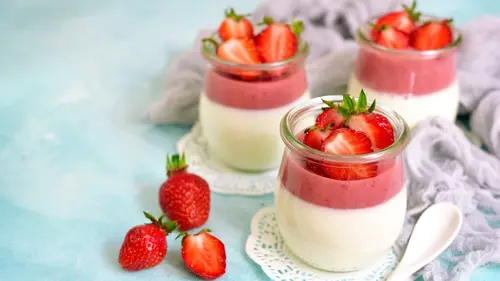 Puding stroberi lembut dengan topping krim kocok dan stroberi segar, cocok untuk segala acara