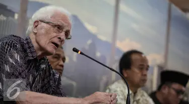 Romo Frans Magnis Suzeno memberikan paparan saat menghadiri pandangan Tim Evaluasi Penanganan Terorisme di PP Muhammadiyah, Jakarta, Kamis (15/7). Jumpa pers tersebut terkait Peledakan Bom di Mapolresta Solo. (Liputan6.com/Faizal Fanani)