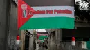 Sejumlah bendera Palestina terpasang di Palmerah, Jakarta Barat, Sabtu (11/11/2023). (Liputan6.com/Angga Yuniar)