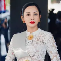 Tampilkan pesona calon Miss Universe Indonesia 2025, gaya Kirana Larasati pakai kebaya putih. [@kiranalarasati]