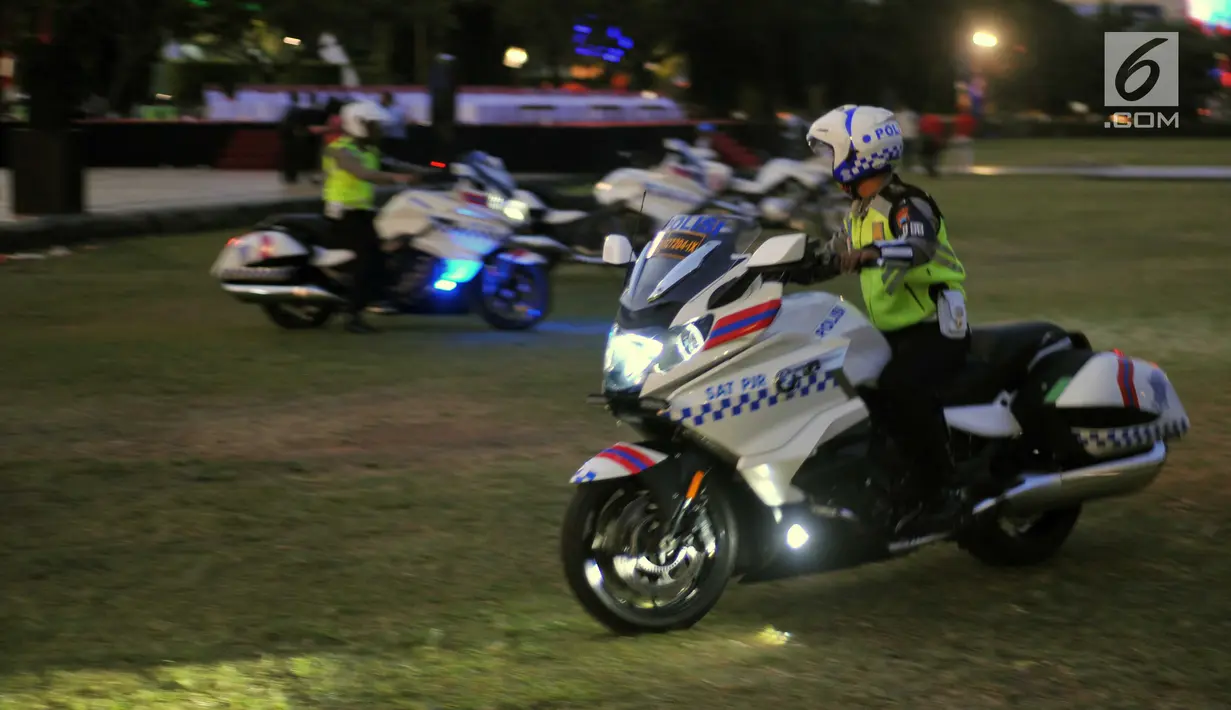 Polisi lalu lintas bersiap mengikuti apel operasi ketupat candi 2019 di Lapangan Simpang Lima Semarang, Jawa Tengah, Selasa (28/5). Pasukan pengamanan lebaran 2019 bertujuan untuk bersinergi memberikan rasa aman dan nyaman pada perayaan hari raya idul Fitri 1440 H. (Liputan6.com/Gholib)