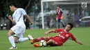 Pemain Persika berebut bola dengan pemain Timnas Jepang U-19 saat uji tanding di Lapangan B Kompleks GBK, Jakarta, Selasa (27/3). Persika kalah 2-3 dari Jepang U-19. (Liputan6.com/Helmi Fithriansyah)