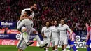 Pemain Real Madrid merayakan gol yang dicetak Cristiano Ronaldo ke gawang Atletico Madrid pada laga pekan ke-12 La Liga Spanyol di Estadio Vicente Calderon, Sabtu (19/11/2016). (AFP/Gerard Julien)