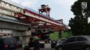 Sejumlah pekerja menyelesaikan proyek pembangunan Double-Double Trek (DDT) jalur kereta api di Jatinegara, Jakarta, Kamis (31/1). Proyek itu rencananya siap dioperasikan pada 2020. (Merdeka.com/Imam Buhori)