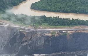 Potret lubang tambang batu bara menganga lebar, nyaris berdampingan dengan aliran sungai berwarna kecokelatan viral di media sosial. (Liputan6.com/ Abdul Jalil)