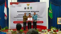 Gubernur Jawa Barat Ridwan Kamil menandatangani Mou dengan Pj Gubernur DKI Jakarta Heru Budi Hartono dan Plt Wali Kota Bekasi Tri Adhianto terkait MRT East-West, Jumat (17/2/2023). (Liputan6.com/ Winda Nelfira)