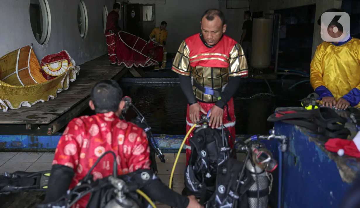 Penyelam bersiap jelang beraksi menghibur pengunjung di akuarium SeaWorld Ancol, Jakarta, Senin (24/1/2022). Atraksi barongsai dan liong tersebut digelar dalam rangka memeriahkan perayaan tahun baru Imlek 2573. (Liputan6.com/Faizal Fanani)