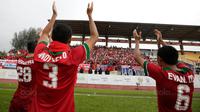 Para pemain Indonesia merayakan kemenangan atas Myanmar pada Laga Sea Games 2017 di Stadion MPS, Selangor, Selasa (29/8/2017). Indonesia menang 3-1 atas Myanmar. (Bola.com/Vitalis Yogi Trisna)