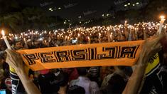 Para suporter Persija, The Jakmania, melakukan aksi seribu lilin dan tabur bunga untuk mengenang anggotanya Muhammad Fahreza yang meninggal diduga akibat tindak kekerasan di SUGBK, Jakarta, Senin (16/5/2016).  (Bola.com/Vitalis Yogi Trisna)