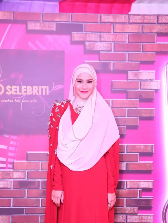 Pemain sinetron ini juga memakai lipstik dengan warna senada menambah cantiknya penampilan Zaskia Adya Mecca malam itu. Tak heran jika wanita 28 tahun ini didapuk sebagai selebriti dengan hijab paling fashionable. (Nurwahyunan/Bintang.com)