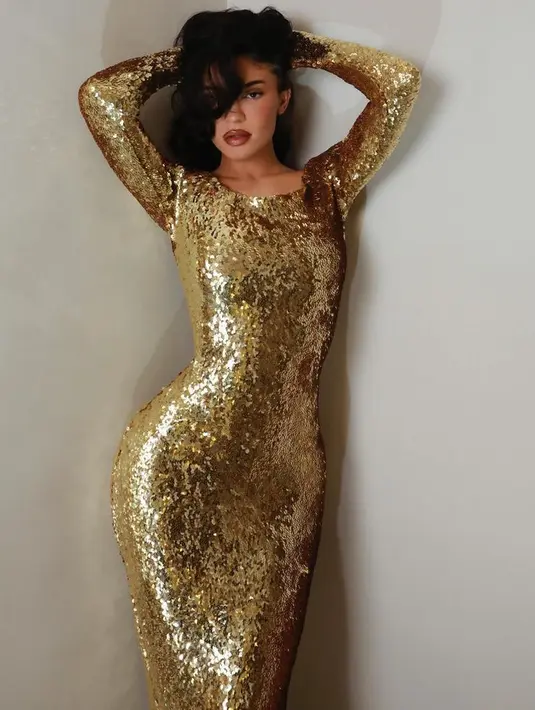 Sementara Kylie Jenner yang berusia 26 tahun tampil serasi dalam gaun Balenciaga off-shoulder berkilau dengan warna keemasan model sequin. [@kyliejenner]
