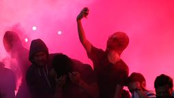 Suporter Persib Bandung melakukan foto Selfie diantara kepulan asap flare usai Final Piala Presiden 2015 di Stadion Gelora Bung Karno, Jakarta, Minggu (18/10/2015). (Bola.com/Nicklas Hanoatubun).