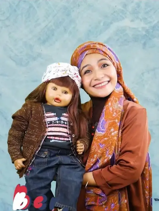 Hanya saja, Ria Enes terus memperbarui busana yang dikenakan oleh Susan. Bahkan, ia mengaku koleksi busana Susan sangat banyak. [Instagram/ria_nsuzan]