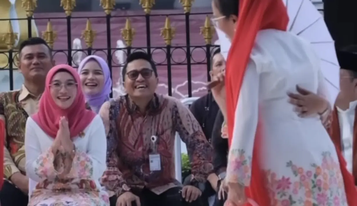 Sementara itu, ibu Wury mengenakan kebaya putih dengan aksen bordiran yang mirip dikenakan para menteri perempuan. Ia memadukannya dengan kain batik pink. [Instagram/@retno_marsudi]