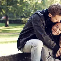 Mempertahankan sebuah hubungan memang tidak mudah, tapi bukan berarti kita tidak bisa bahagia hidup bersama. (Foto: i.huffpost.com)