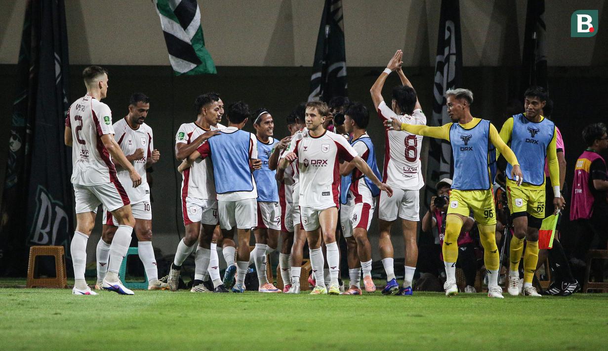 Pemain Garudayaksa FC merayakan gol yang dicetak oleh Alfin Kelilauw dalam laga final Pegadaian Liga 2 2025/2026 melawan PSS Sleman di Stadion Maguwoharjo, Sleman, Yogyakarta, Sabtu (09/05/2026). (Bola.com/Abdul Aziz)