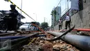Kondisi instalasi kabel jaringan bawah tanah di Jalan TB Simatupang, Jakarta, Kamis (1/9). Tampak, aktivitas warga dan pengendara yang melintasi Jalan TB Simatupang Jakarta dekat pintu tol Lenteng Agung 2. (Liputan6.com/Helmi Fithriansyah)
