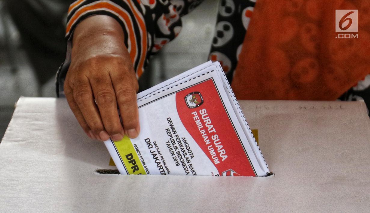 Warga memasukkan surat suara yang telah dicoblos saat mengikuti simulasi pemungutan dan pencoblosan surat suara Pemilu 2019 di Taman Suropati, Jakarta, Rabu (10/4). Simulasi dilakukan untuk meminimalisir kesalahan dan kekurangan saat pencoblosan pemilu pada 17 April nanti. (Liputan6.com/Johan Tallo)