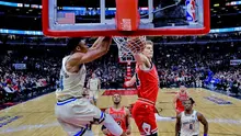 Pebasket Milwaukee Bucks, Giannis Antetokounmpo, memasukkan bola saat melawan Chicago Bulls pada laga NBA di United Center, Selasa (31/12/2019). Milwaukee Bucks menang 123-102 atas Chicago Bulls. (AP/Matt Marton)