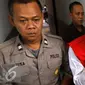 Petugas mengawal M Prio Santoso pelaku pembunuhan Deudeuh Alfi Sahrin alias Tata Chubby di Pengadilan Negeri Jakarta Selatan, Senin (2/11/2015). M Prio Santoso dihukum 18 tahun penjara. (Liputan6.com/Yoppy Renato)