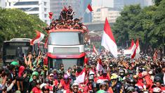 Sejumlah pendukung memadati ruas jalan Jendral Soedirman untuk menyapa pemain Timnas Indonesia U-22 yang tengah mengikuti parade perayaan kesuksesan Timnas Indonesia U-22 di SEA Games 2023 Kamboja dengan berkeliling kota Jakarta, Jumat (19/05/2023). (Bola.com/Bagaskara Lazuardi)