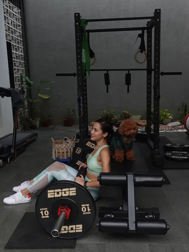 Pamer Perut Six Pack, Ini 7 Potret Pevita Pearce saat Olahraga