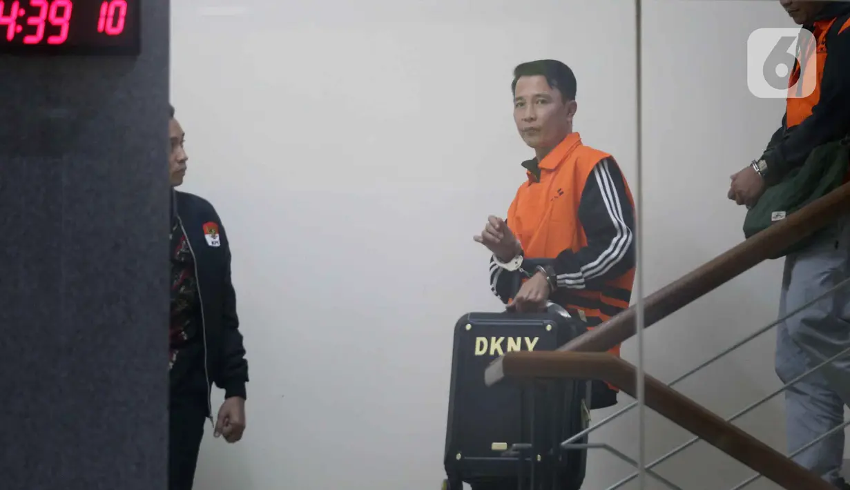 Komisi Pemberantasan Korupsi (KPK) menahan Bupati Rejang Lebong, Provinsi Bengkulu, Muhammad Fikri Thobari, sebagai tersangka terkait kasus dugaan suap proyek di lingkungan Pemerintahan Kabupaten Rejang Lebong, pada Rabu (11/3/2026). Tampak dalam foto, Bupati Rejang Lebong, Muhammad Fikri Thobari, saat digiring petugas menuju mobil tahanan usai menjalani pemeriksaan di Gedung Merah Putih Komisi Pemberantasan Korupsi (KPK), Jumat (11/3/2026) dini hari WIB. (Liputan6.com/Helmi Fithriansyah)