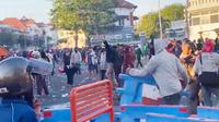 Demo di depan Mapolresta Surabaya ricuh