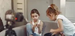 Di era digital seperti sekarang, membagikan momen tumbuh kembang anak di media sosial sudah menjadi hal yang sangat umum. Dari foto pertama saat lahir hingga keseharian yang menggemaskan, semuanya terasa sayang untuk tidak dibagikan. (foto/dok: freepik)