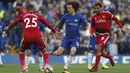 Bek Chelsea, David Luiz, berusaha melewati gelandang Watford, Jose Holebas, pada laga Premier League di Stadion Stamford Bridge, London, Sabtu (21/10/2017). Chelsea menang 4-2 atas Watford. (AFP/Ian Kington)