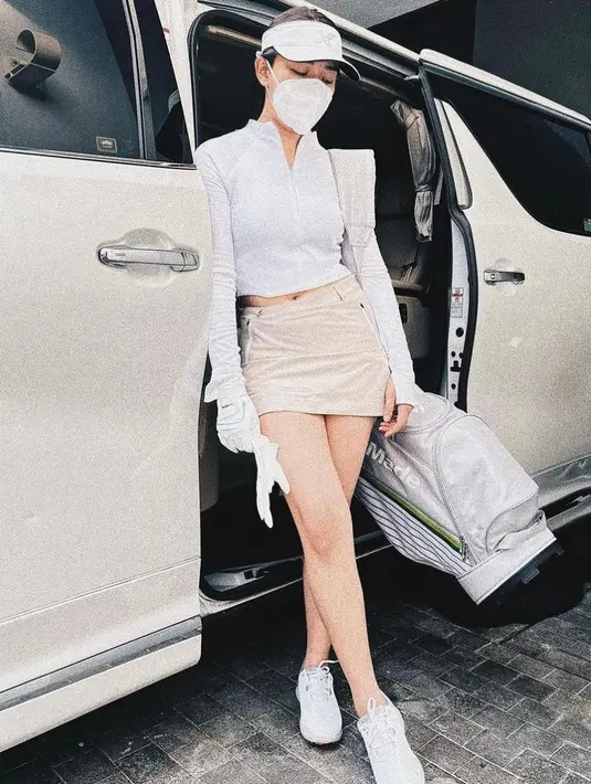 Beginilah gaya pemain sinetron Ratapan Ibu Tiri ketika ingin main golf. Terlihat simple namun tetap stylish mengenakan rok mini.  (Instagram/amandamanopo)