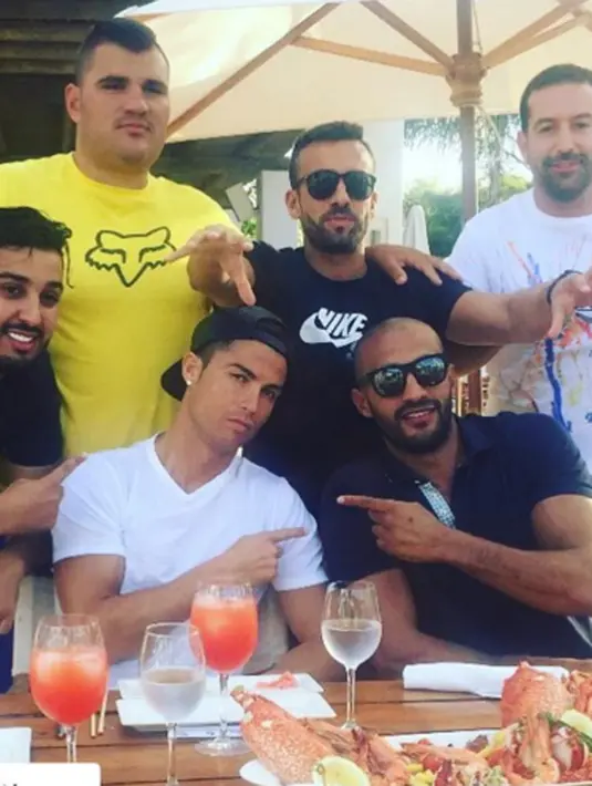 Mantan kekasih Irina Shayk ini terlihat menghabiskan waktu bersama Badr Hari dan teman-temannya. Meski terlihat sedang bersama teman-teman, namun mereka berdua saling menunjuk satu sama lain di foto tersebut. (via instagram/@badrhariofficial)