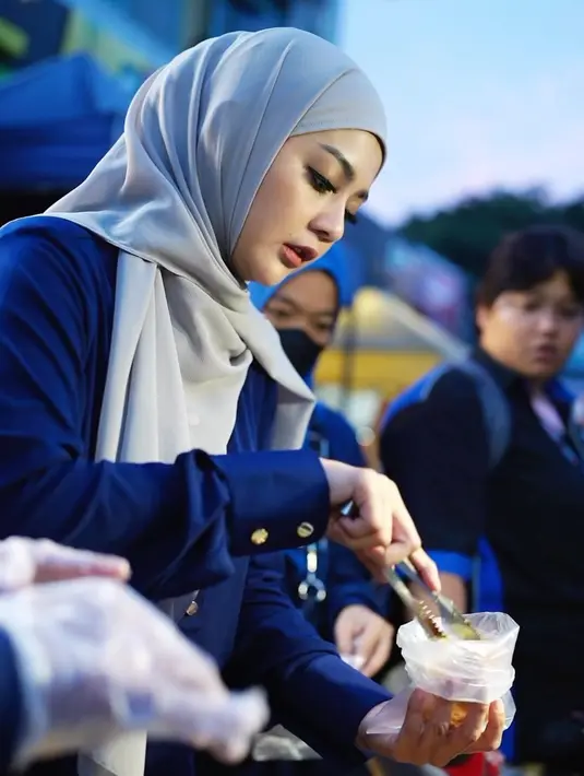 "Mungkin banyak yang harus aku korbankan salah satunya pekerjaan. Tapi aku bersyukur diberi nikmat iman, bahagia dan ketenangan. karena itu yang aku butuhkan..Allah maha baik. hidupku berubah jauh lebih baik.." lanjut Jenita. [Instagram/jenitajanet]