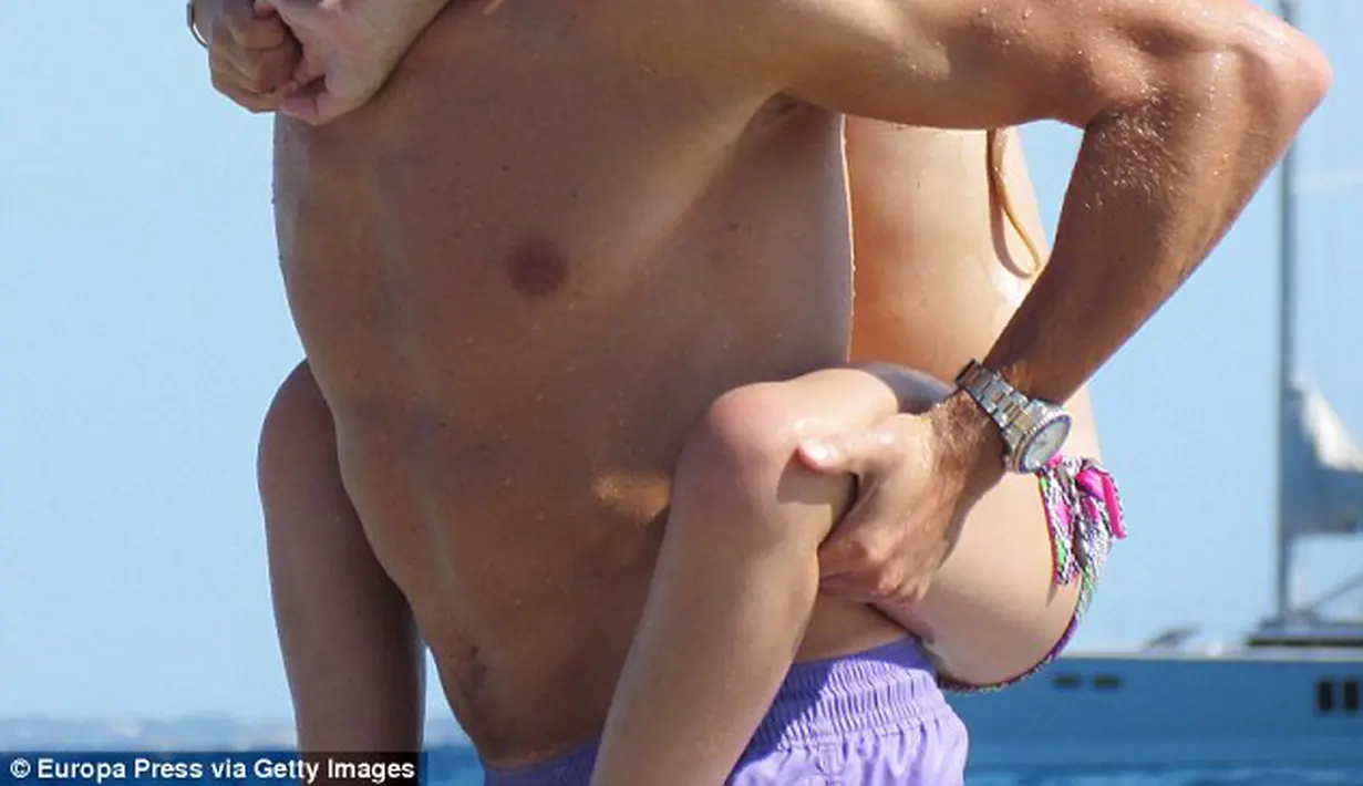 Steven Gerrard terlihat kompak bersama putri tercinta. Ia mengendong putrinya saat menikmati liburan di Pulau Ibiza (dailymail.co.uk)