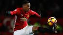 Penyerang MU, Anthony Martial berusaha mengontrol bola saat berhadapan dengan Sunderland pada pertandingan Liga Inggris di Old Trafford, (26/12).MU menang atas Sunderland dengan skror 3-1. (Reuters/Phil Noble)