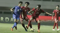 Gelandang Timnas Indonesia, Septian David Maulana, berusaha menghadang pemain Thailand saat pertandingan persahabatan di Stadion Pakansari, Bogor, Minggu, (03/6/2018). (Bola.com/M Iqbal Ichsan)