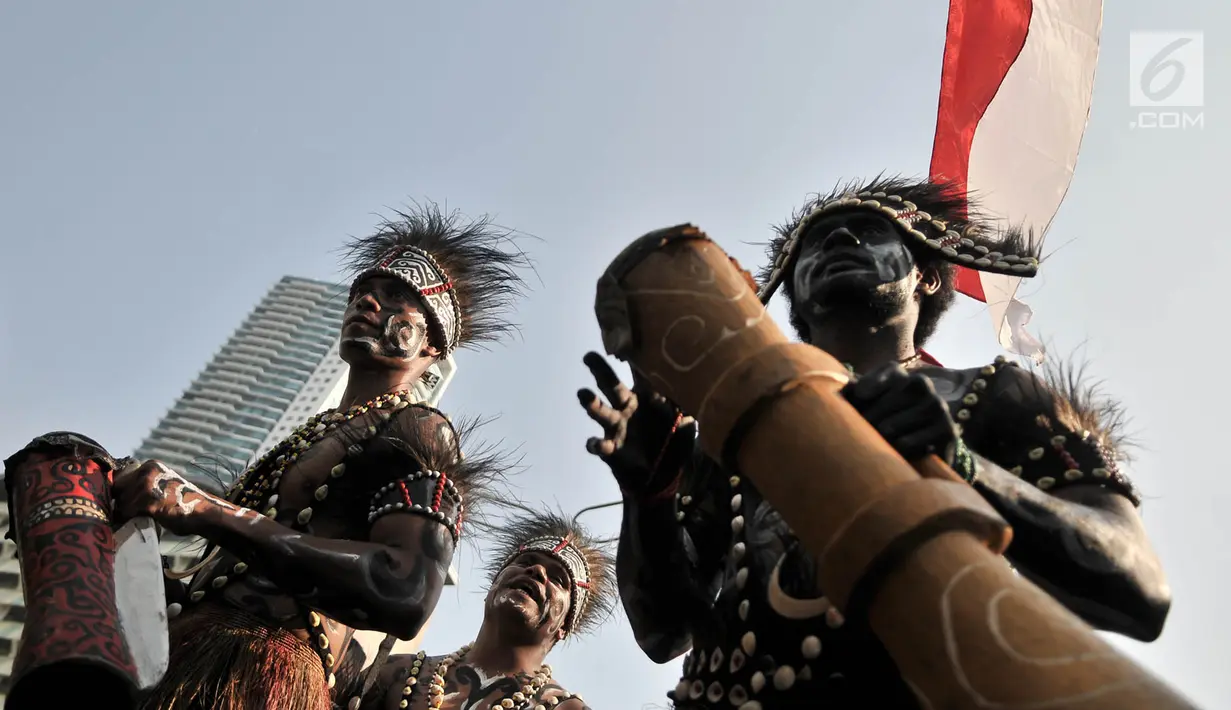 Masyarakat Papua yang merupakan mantan karyawan PT Freeport Indonesia saat melakukan penggalangan dana di tengah berlangsungnya Hari Bebas Kendaraan Bermotor atau Car Free Day di kawasan Bundaran HI, Jakarta, Minggu (5/8). (Merdeka.com/Iqbal S. Nugroho)