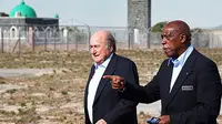 Mantan Administrator Liga Makana FA, Tokyo Sexwale (kanan) mendampingi eks Presiden FIFA, Sepp Blatter mengunjungi Robben Island (foto: Theguardian)